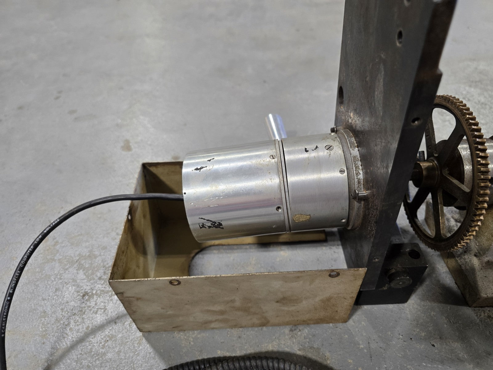 ZERO SOUTHERN GAGE  SYSTEMS SPINDLE FIXTURE MODEL AD-015 - USA Bench CENTER LOT