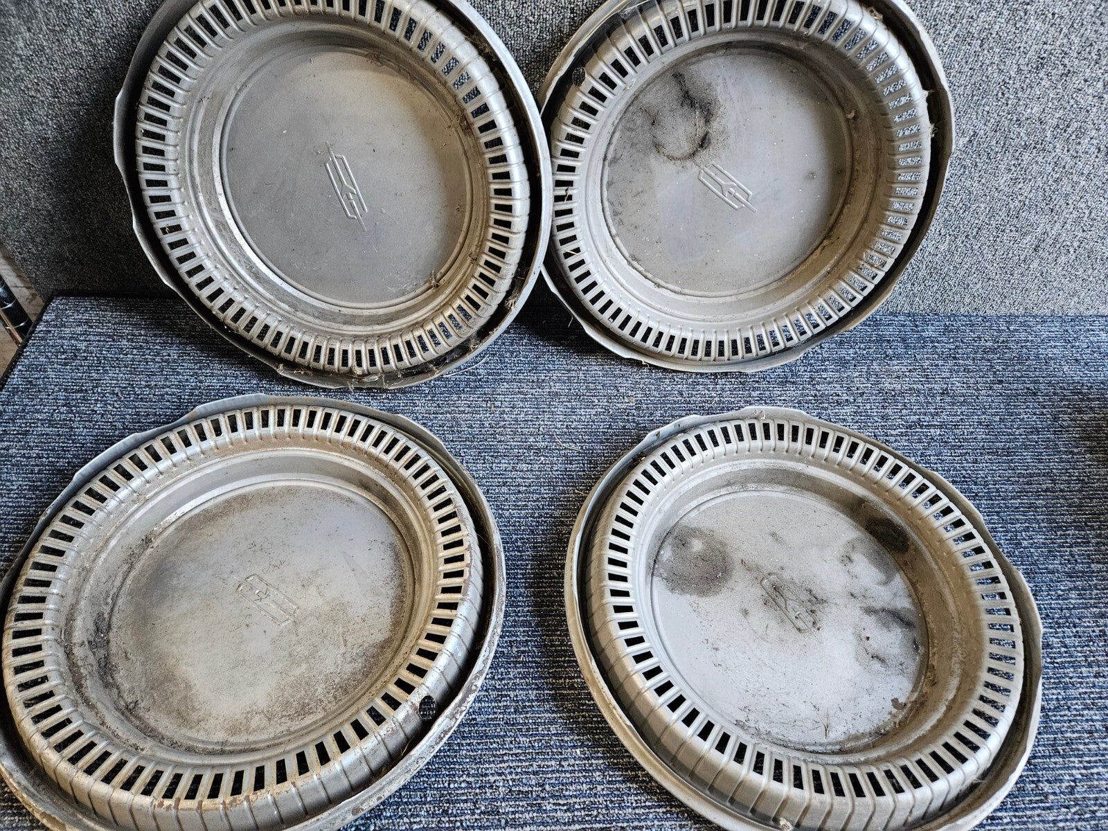 Genuine 1971 1972 Oldsmobile Delta 88 98 15 inch deluxe hubcaps wheel covers set
