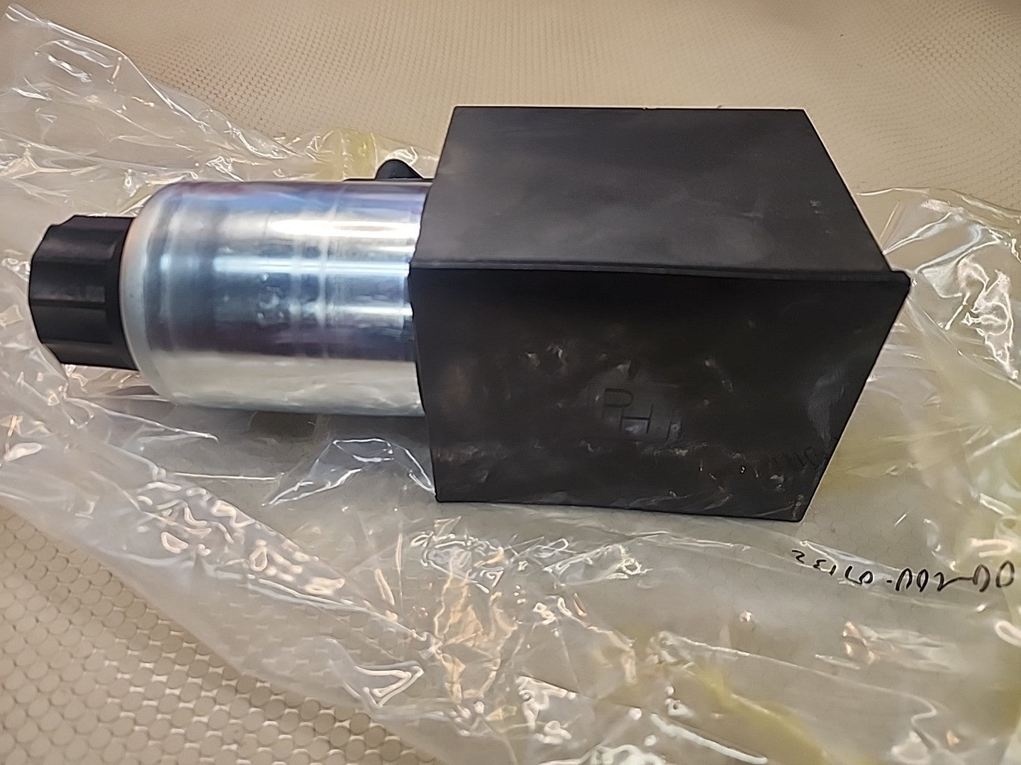 NEW Parker Hydraulic solenoid valve D3W020HNJW51