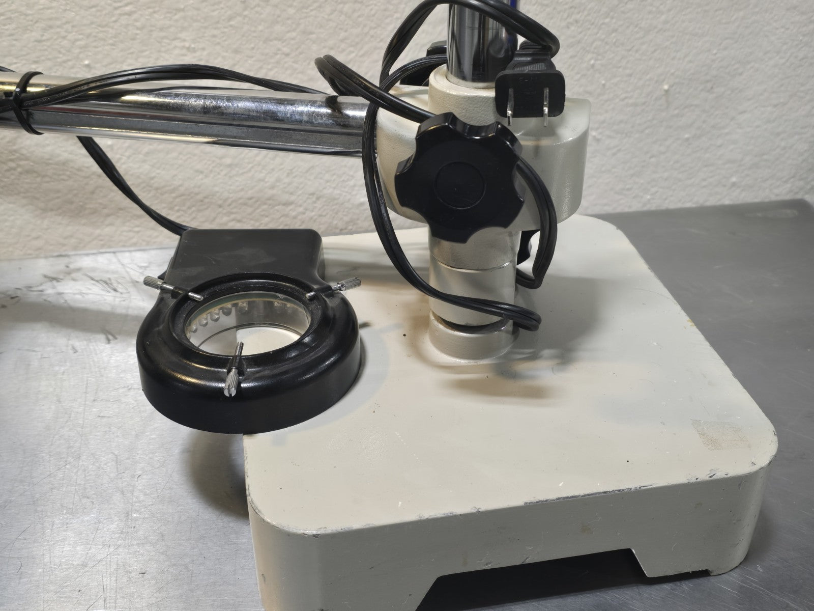 NIKON SMZ-1B STEREOSCOPIC MICROSCOPE WITH TWO 10X/23 EYEPIECES