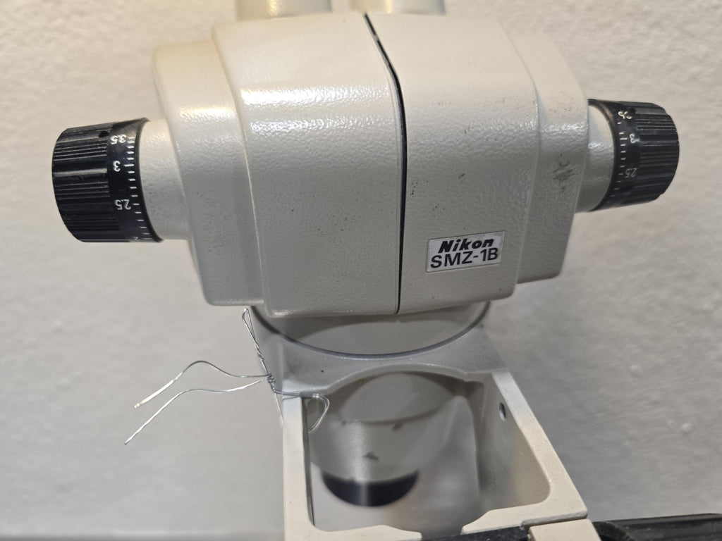 NIKON SMZ-1B STEREOSCOPIC MICROSCOPE WITH TWO 10X/23 EYEPIECES