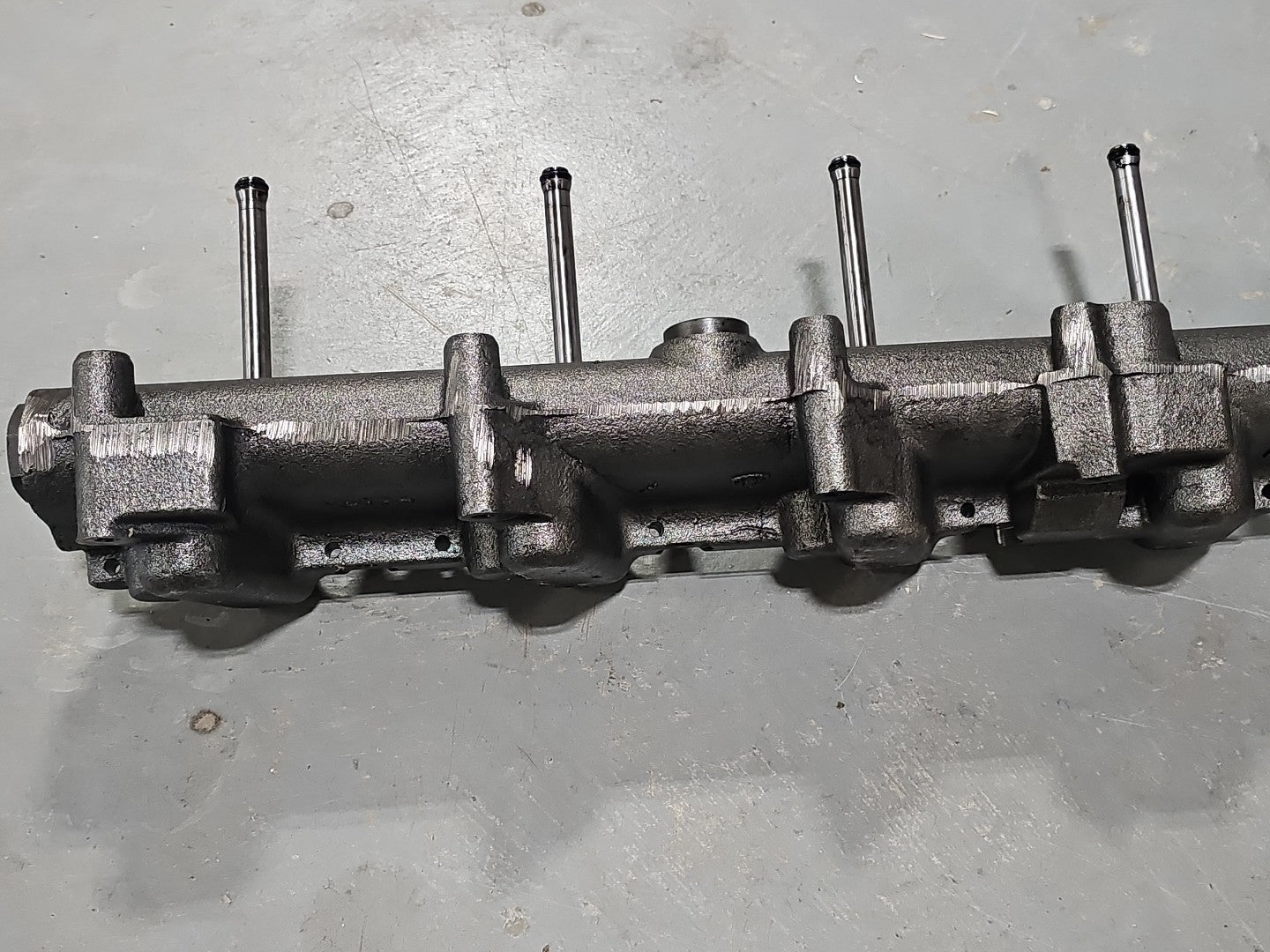 International DT466E Diesel Engine High Pressure Oil Rail 1847783C1 1847784C1