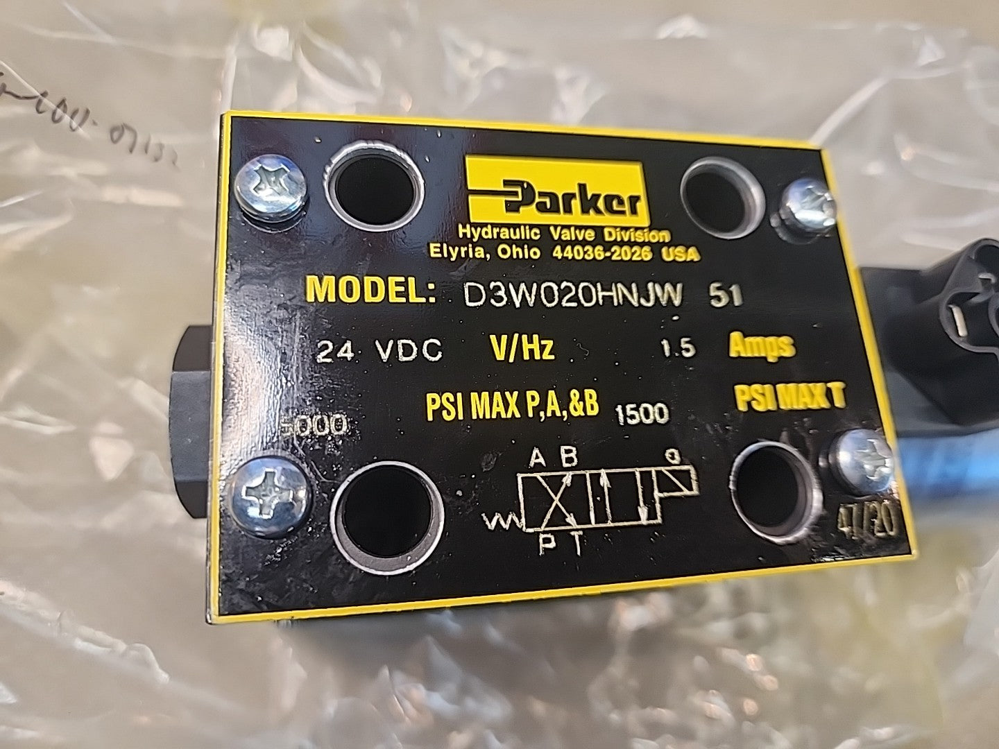 NEW Parker Hydraulic solenoid valve D3W020HNJW51