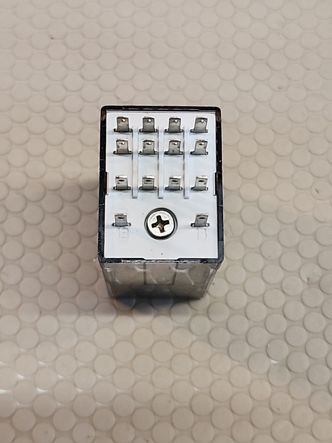 55.34.9.024.5090 Finder Plug-In Relay, DPDT 7A-250V, 24V DC coil, lockable test