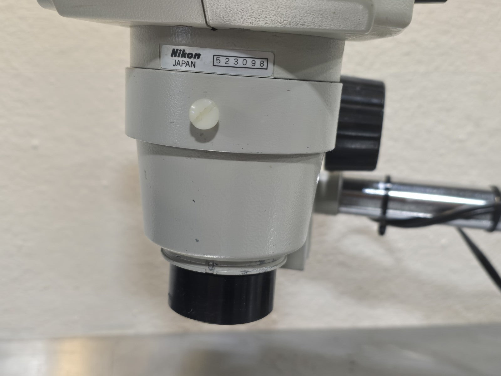 NIKON SMZ-1B STEREOSCOPIC MICROSCOPE WITH TWO 10X/23 EYEPIECES