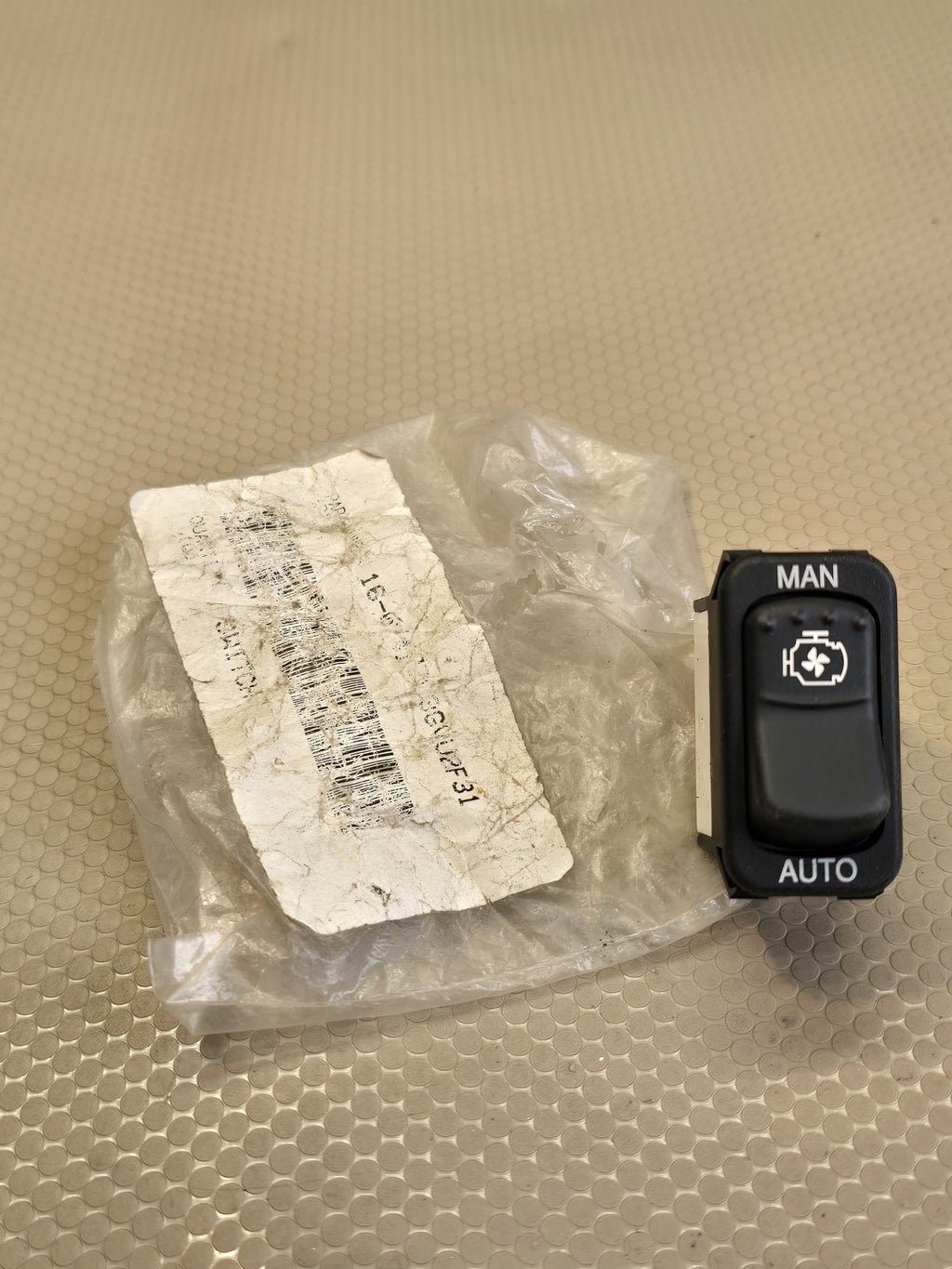 Paccar 16-07417-7C3GUU2F31 Rocker Switch MAN/AUTO Engine Fan Control 5-Pin