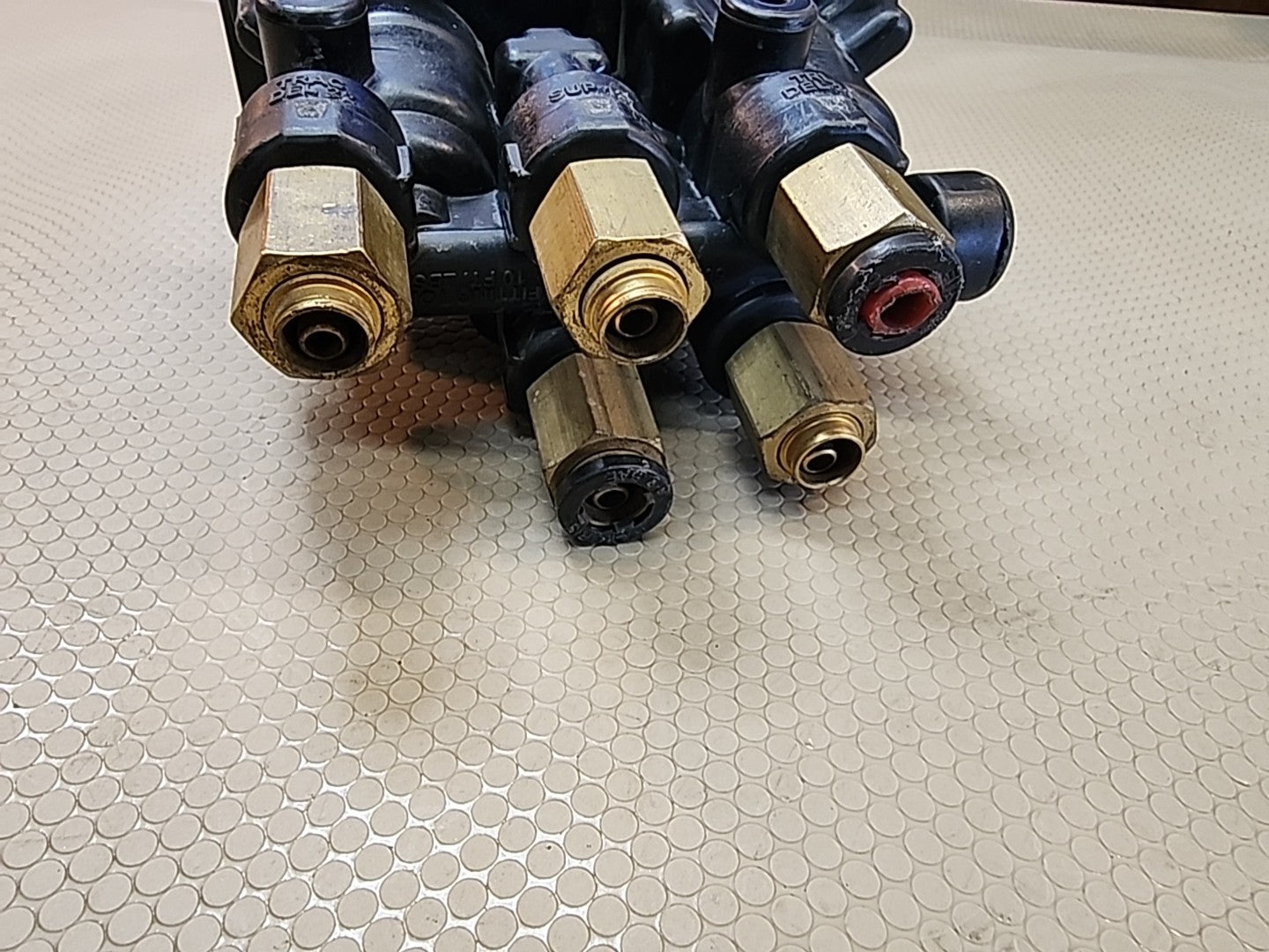 BENDIX AIR BRAKE VALVE 909598