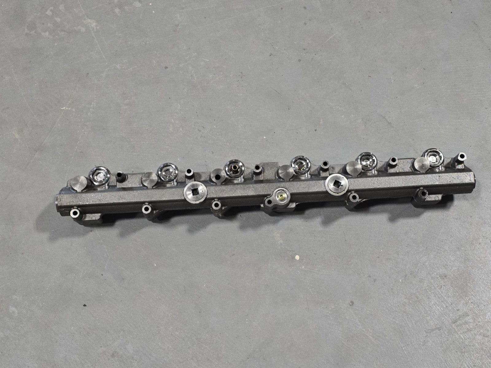 International DT466E Diesel Engine Fuel Injection Rail, 1832477C2, 1832479C2