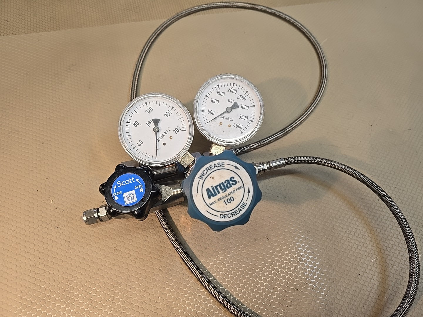 Airgas® Y11-244D, Single Stage Analytical Cylinder Regulator