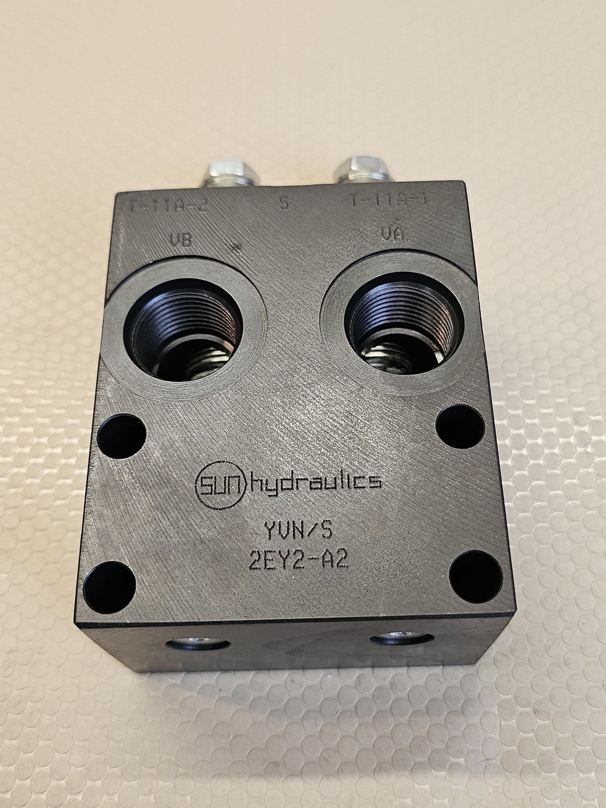 SUN Hydraulics 1016771 Dual Counterbalance Valve for Motor YUN/S 2EY2-A2 NEW