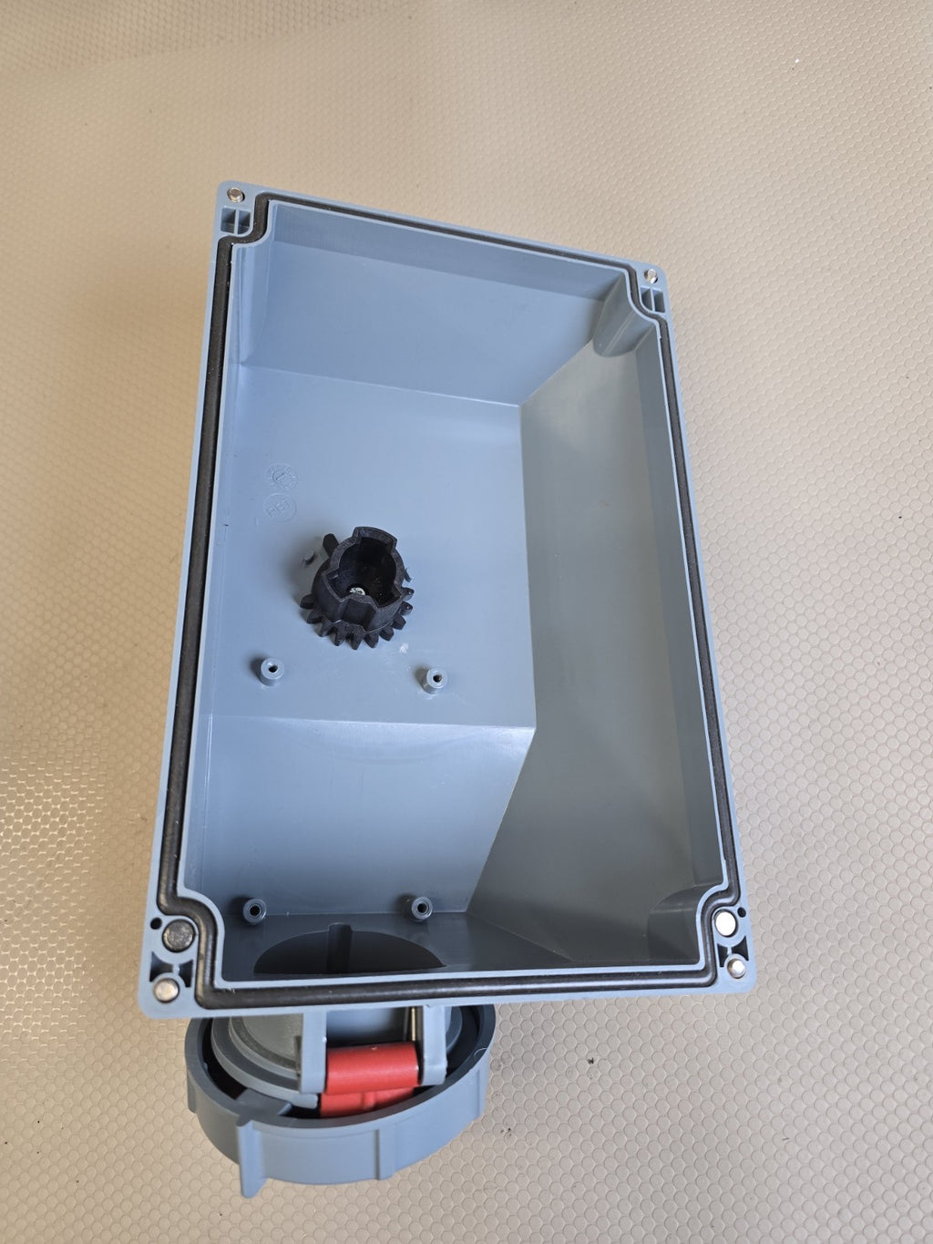 MENNEKES 4990707 LOCKOUT-LET 30A 480V Switched Interlocked *OUTER COVER ONLY*
