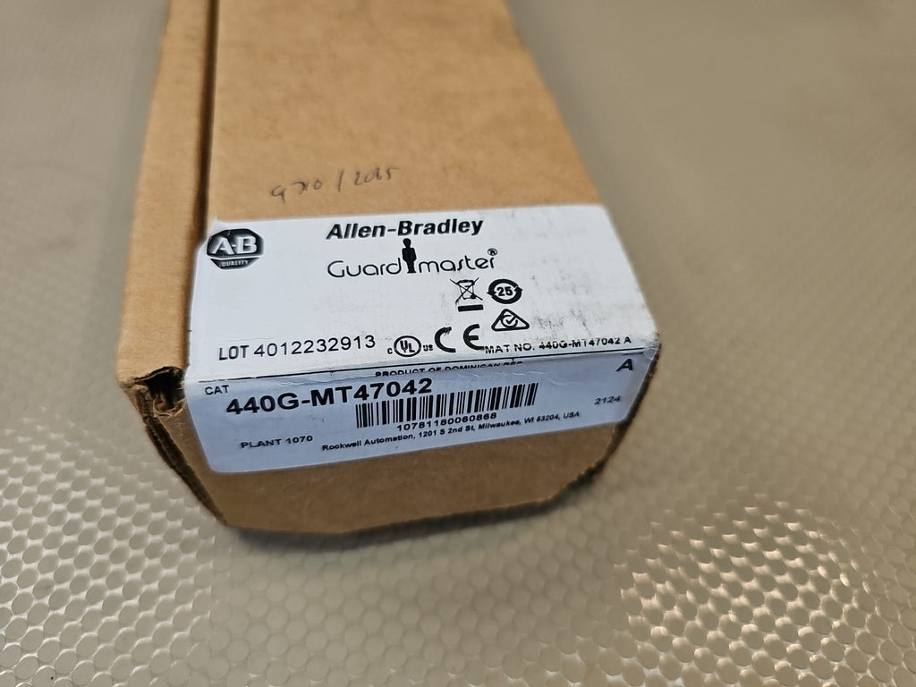 NEW Allen-Bradley 440G-MT47042 Ser. A Safety Interlocking Switch Guard Locking