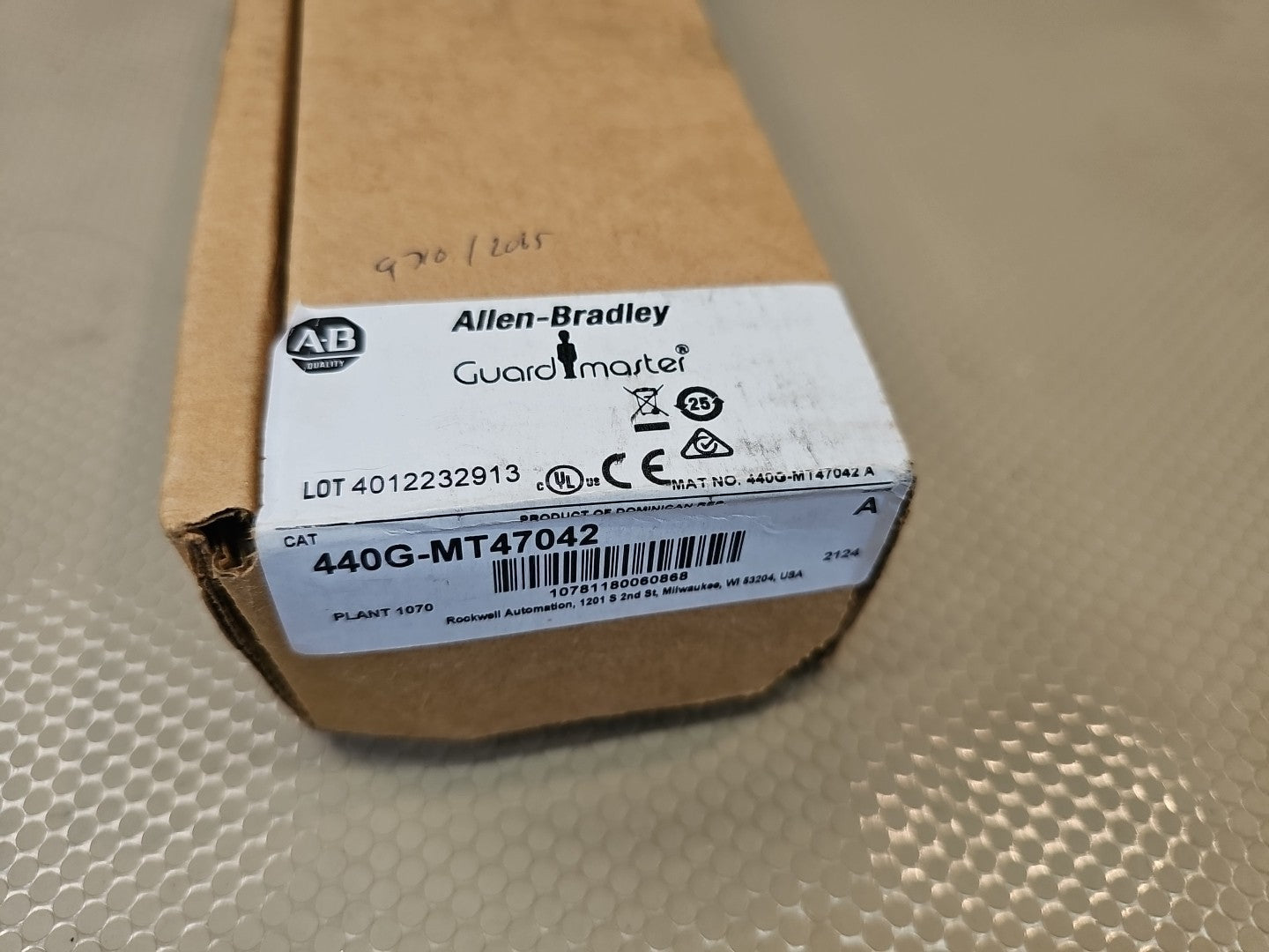 NEW Allen-Bradley 440G-MT47042 Ser. A Safety Interlocking Switch Guard Locking