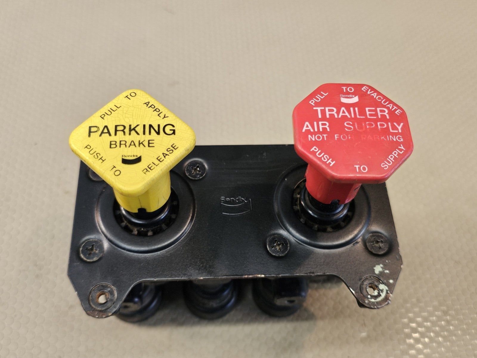 GENUINE BENDIX MV3 DASH VALVE - MV-3 - TRAILER PARKING BRAKE - 800516 065167