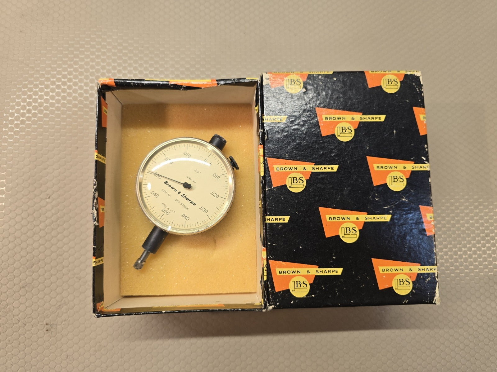 Brown & Sharpe Dial Indicator Jeweled 599-8241-611 .250" Range by .001" Box