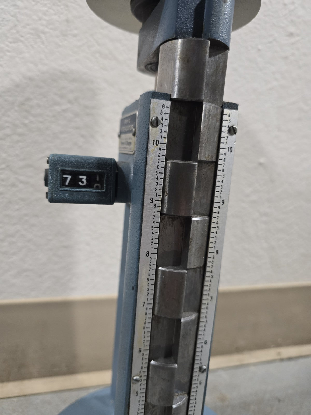 Brown & Sharpe 5851 - 12" Manual Analog Height Gauge Cadillac Type Height Gage