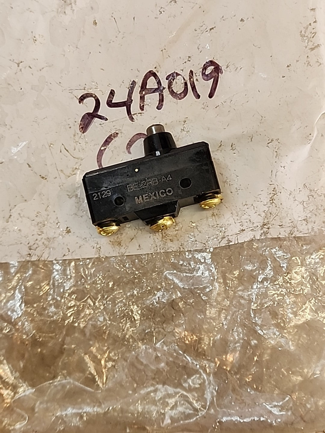 1 NEW HONEYWELL BE-2RB-A4 TOP PLUNGER LIMIT SWITCH 