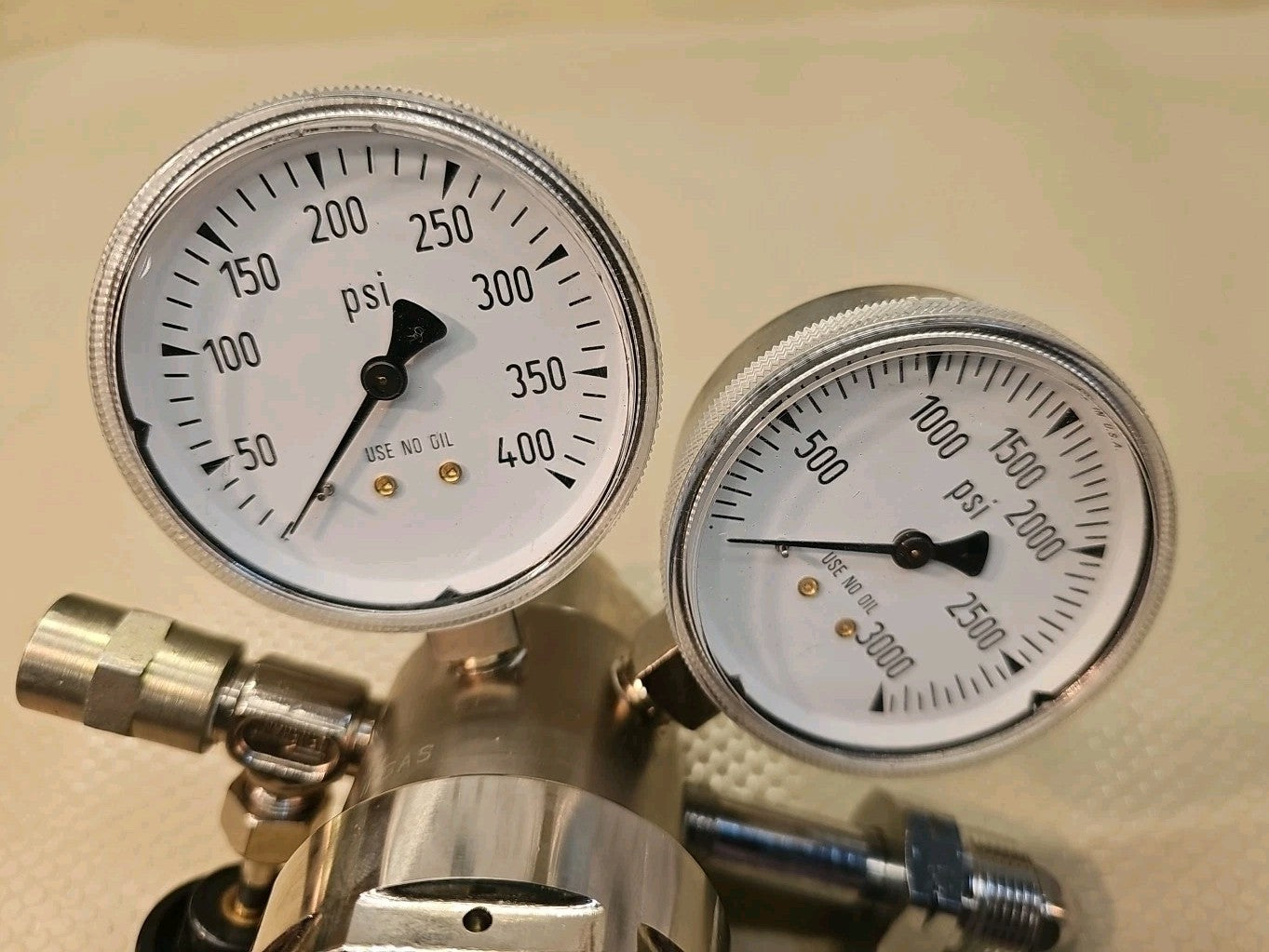 Airgas Y12-215F Brass Gas Regulator High Purity Two Stage