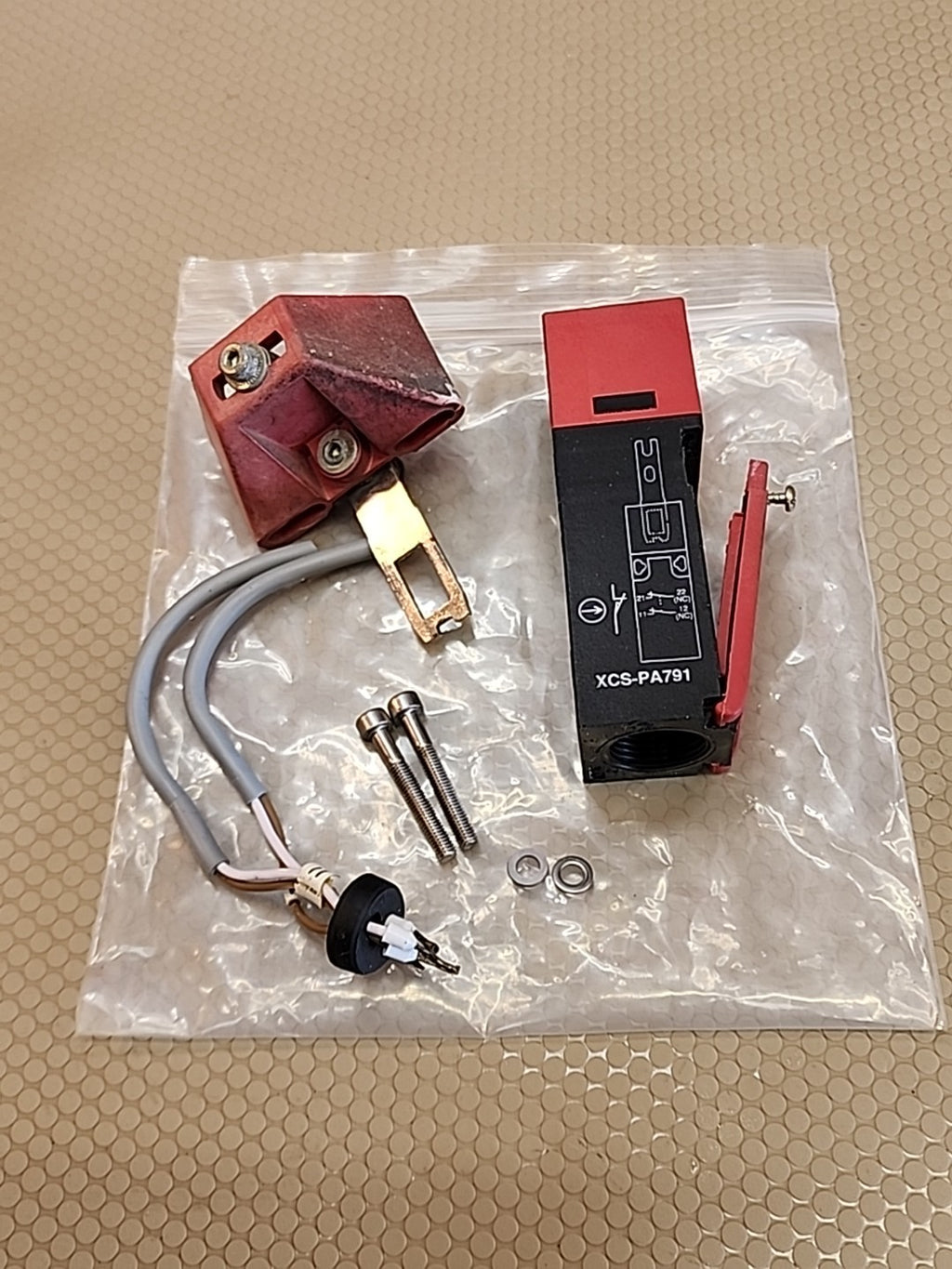 Telemecanique Sensors Safety Interlock Switch XCSPA791, IP67, IEC 60947-5-1