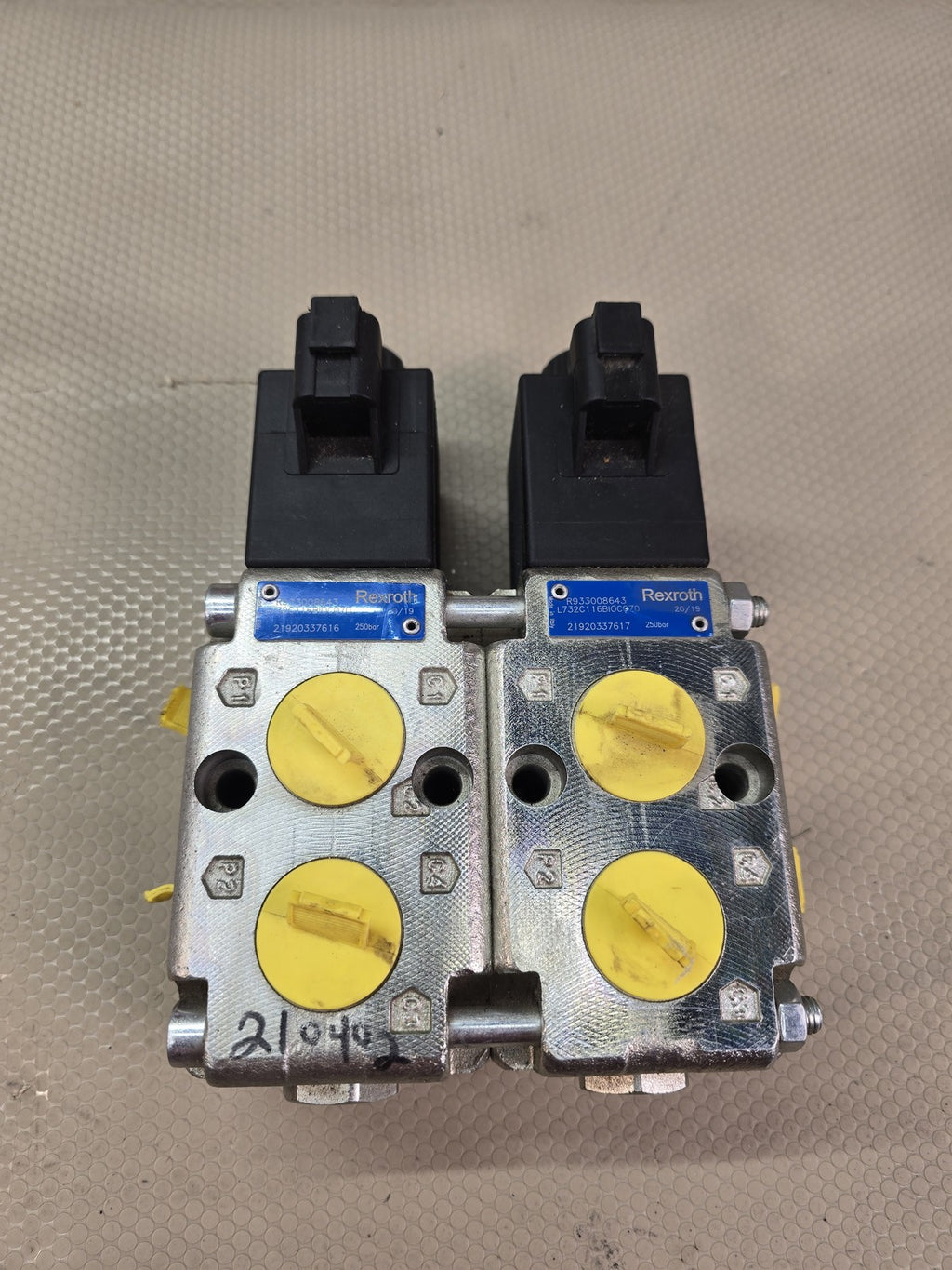 Pair of Rexroth R933008643 Hydraulic Solenoid Directional Control Valves 24V DC 