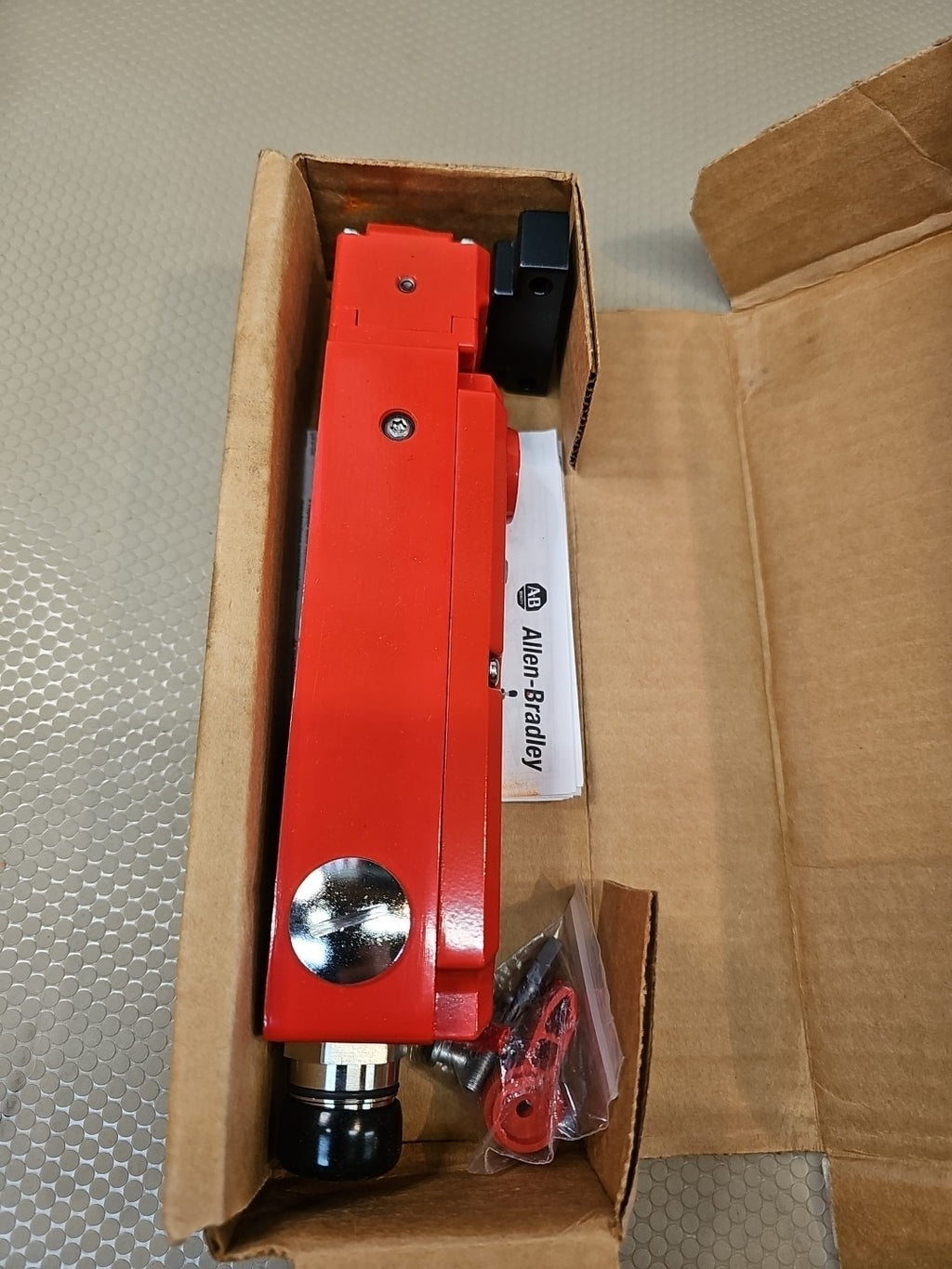 NEW Allen-Bradley 440G-MT47042 Ser. A Safety Interlocking Switch Guard Locking