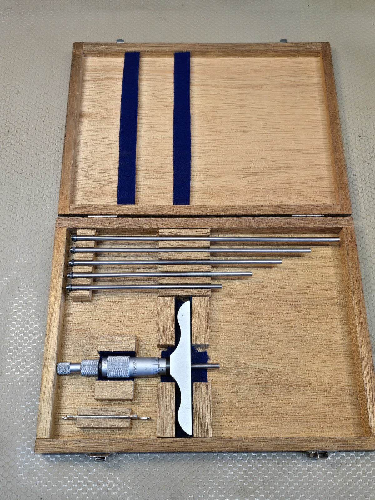 Fowler 52-225-015-1 Premium Depth Micrometer with 4" Base 0-6" Range Japan 73123