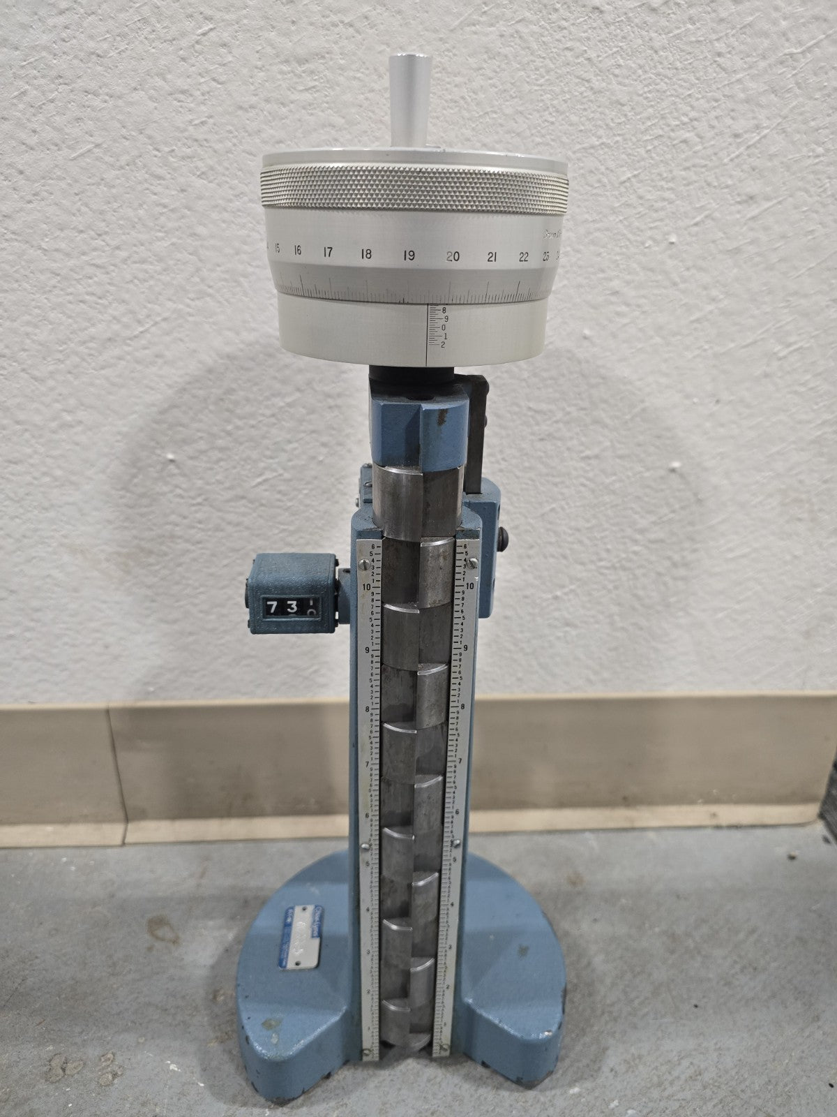 Brown & Sharpe 5851 - 12" Manual Analog Height Gauge Cadillac Type Height Gage