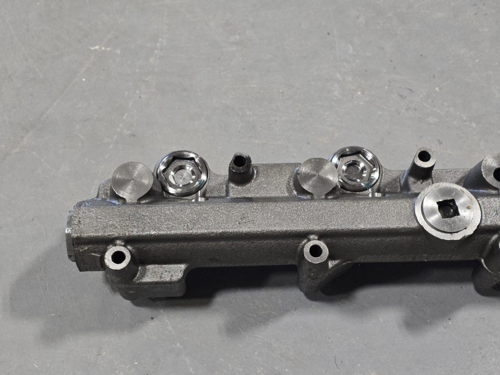 International DT466E Diesel Engine Fuel Injection Rail, 1832477C2, 1832479C2