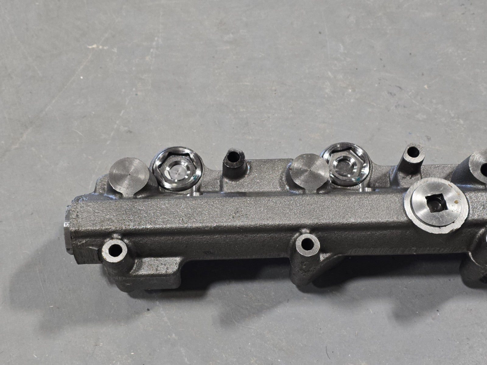 International DT466E Diesel Engine Fuel Injection Rail, 1832477C2, 1832479C2