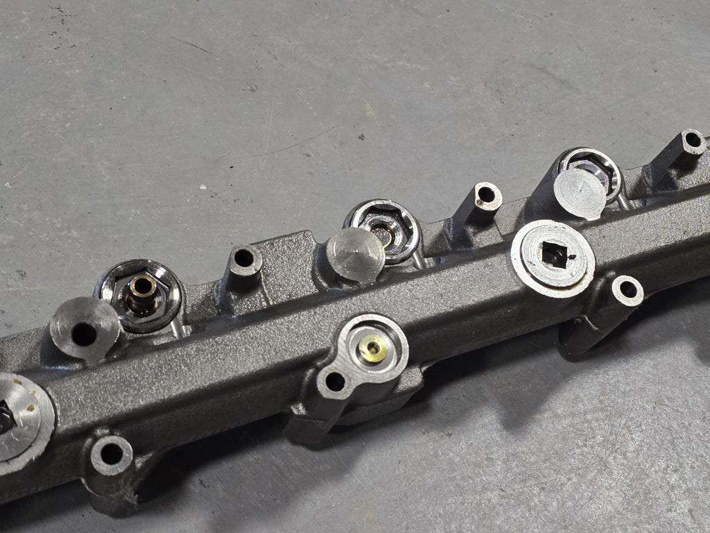 International DT466E Diesel Engine Fuel Injection Rail, 1832477C2, 1832479C2