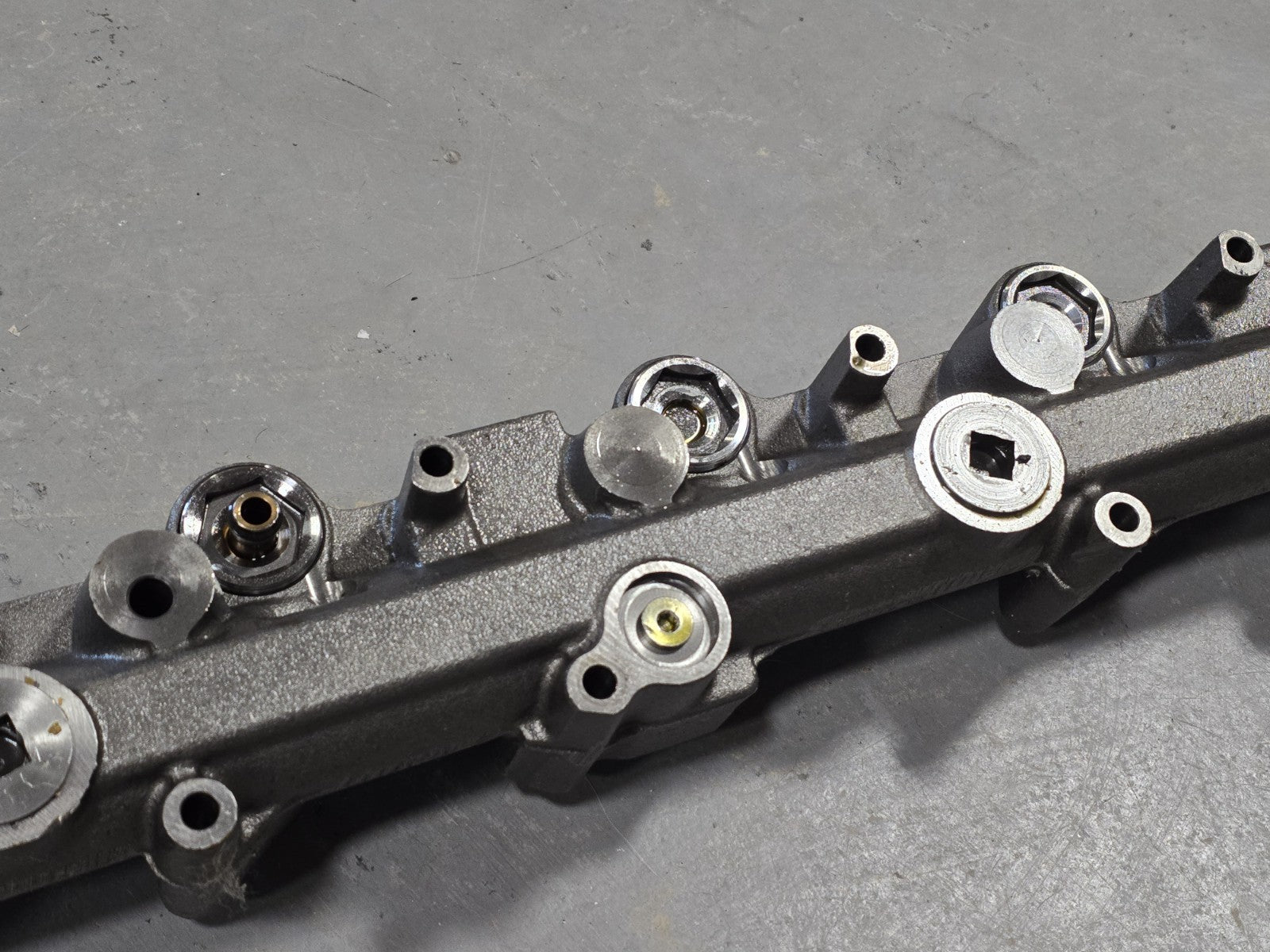 International DT466E Diesel Engine Fuel Injection Rail, 1832477C2, 1832479C2