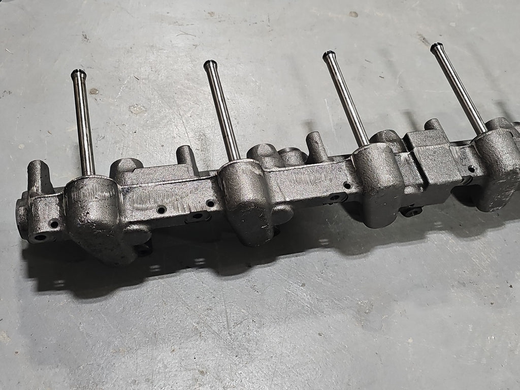 International DT466E Diesel Engine High Pressure Oil Rail 1847783C1 1847784C1