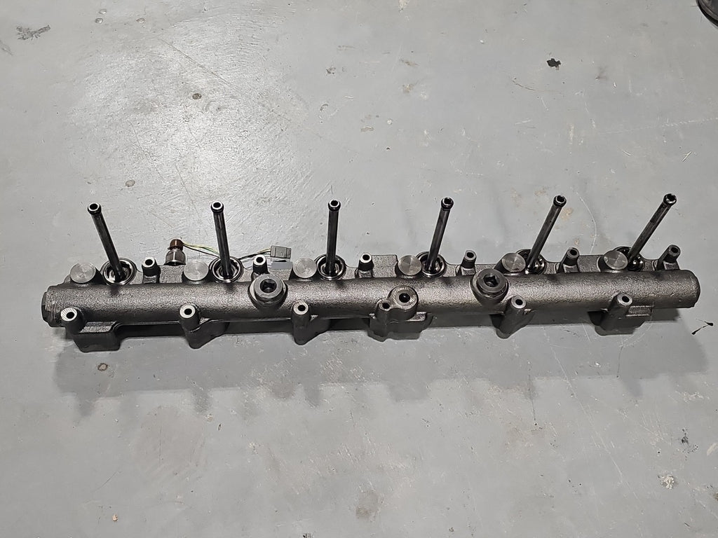International DT466E Diesel Engine High Pressure Oil Rail 1847783C1 1847784C1