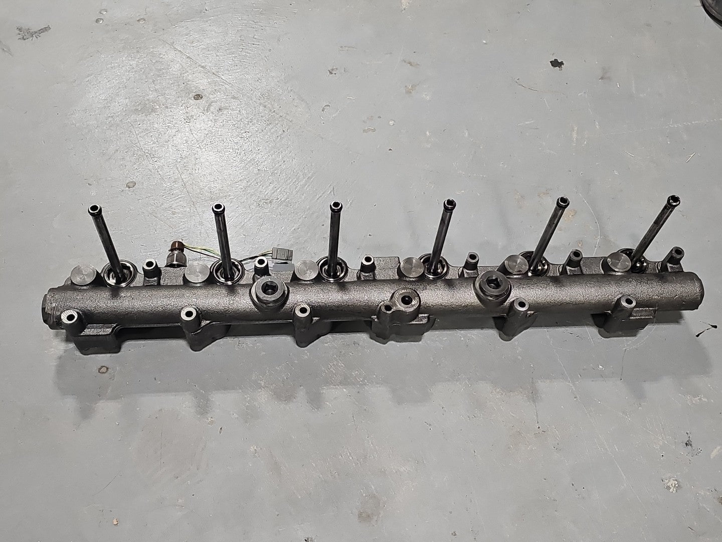 International DT466E Diesel Engine High Pressure Oil Rail 1847783C1 1847784C1