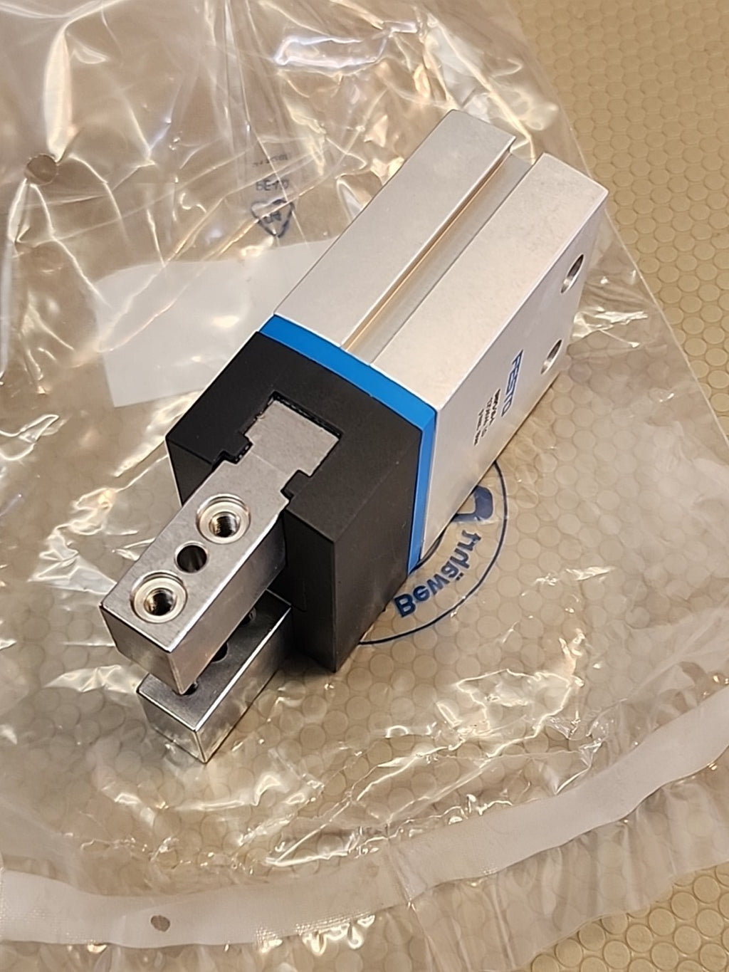 New In Box FESTO DHPS-20-A Parallel Gripper Solenoid Valve