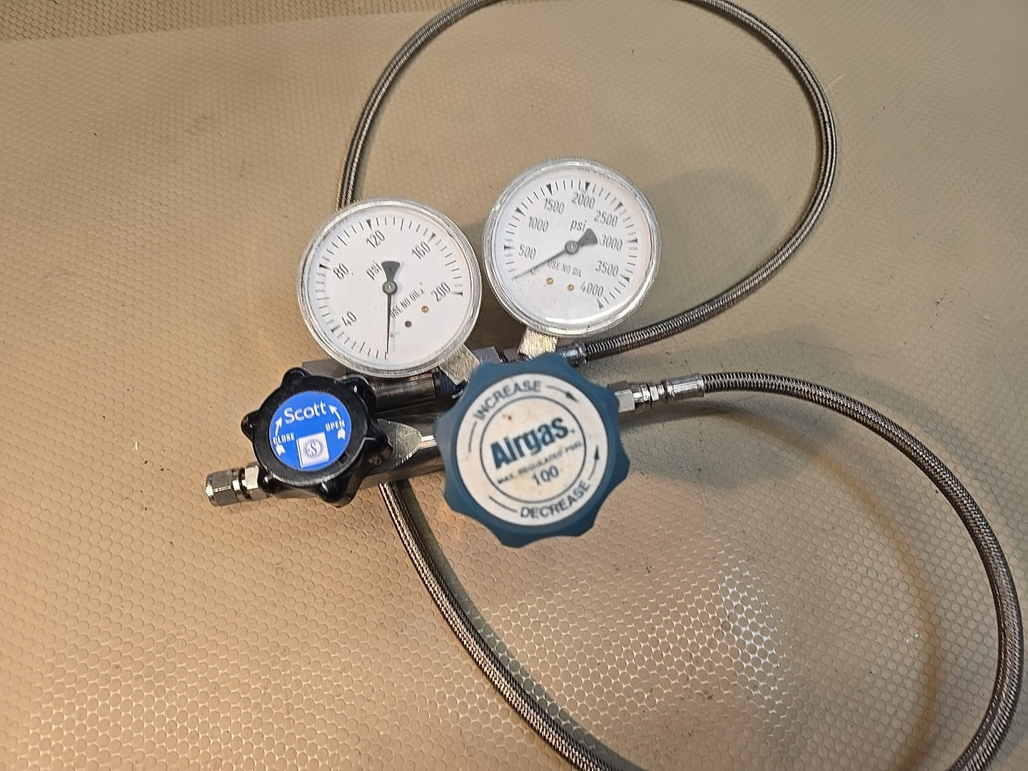 Airgas® Y11-244D, Single Stage Analytical Cylinder Regulator