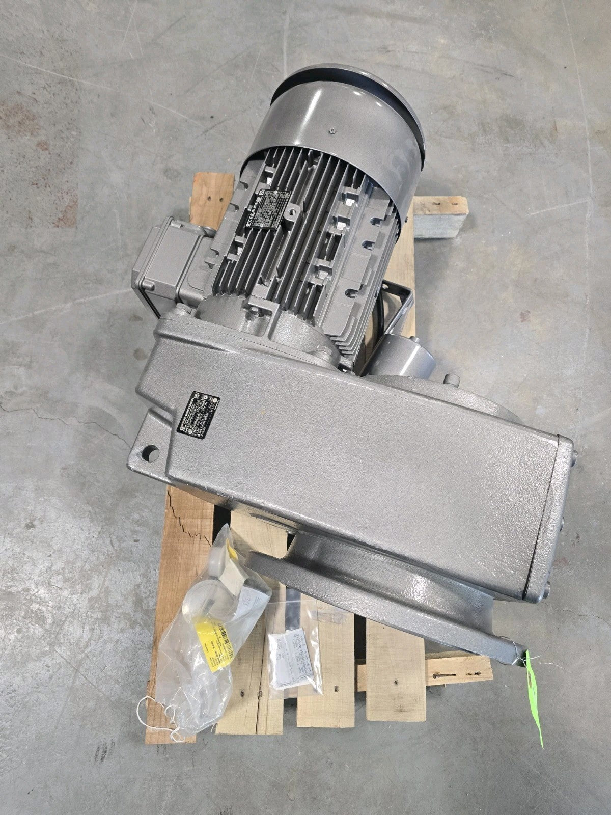 NEW NORD SK 5282AFBH-132SP/4 CUS Gearmotor 7.5 HP 34 RPM 51.49:1 230/460V