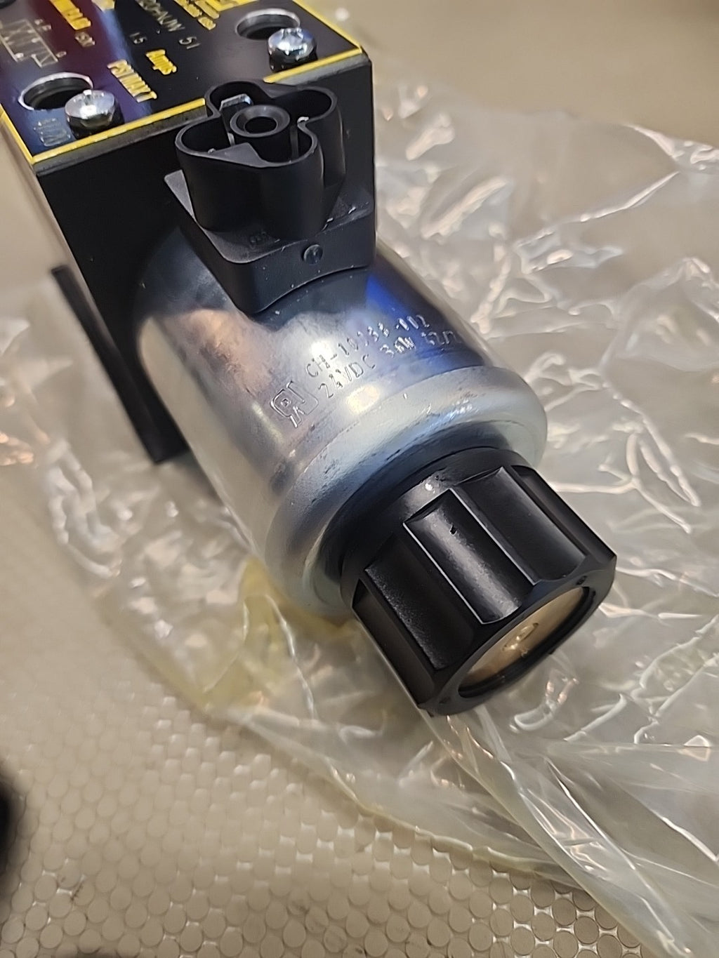 NEW Parker Hydraulic solenoid valve D3W020HNJW51