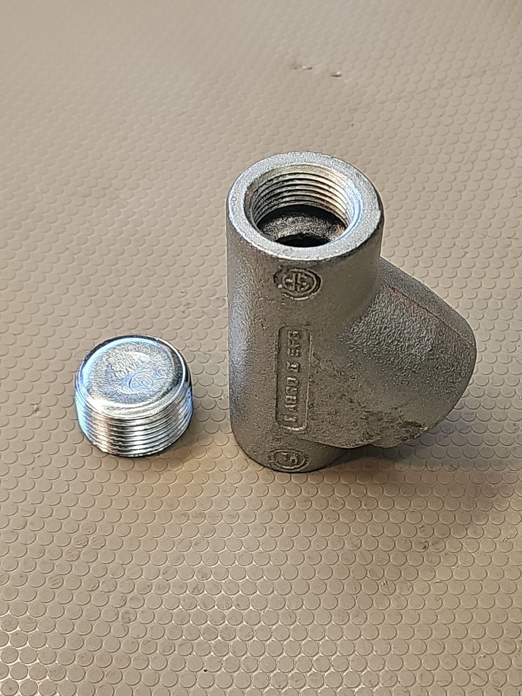 Eaton Crouse-Hinds EYS2 3/4" Female Hub Vertical Conduit Sealing Fitting