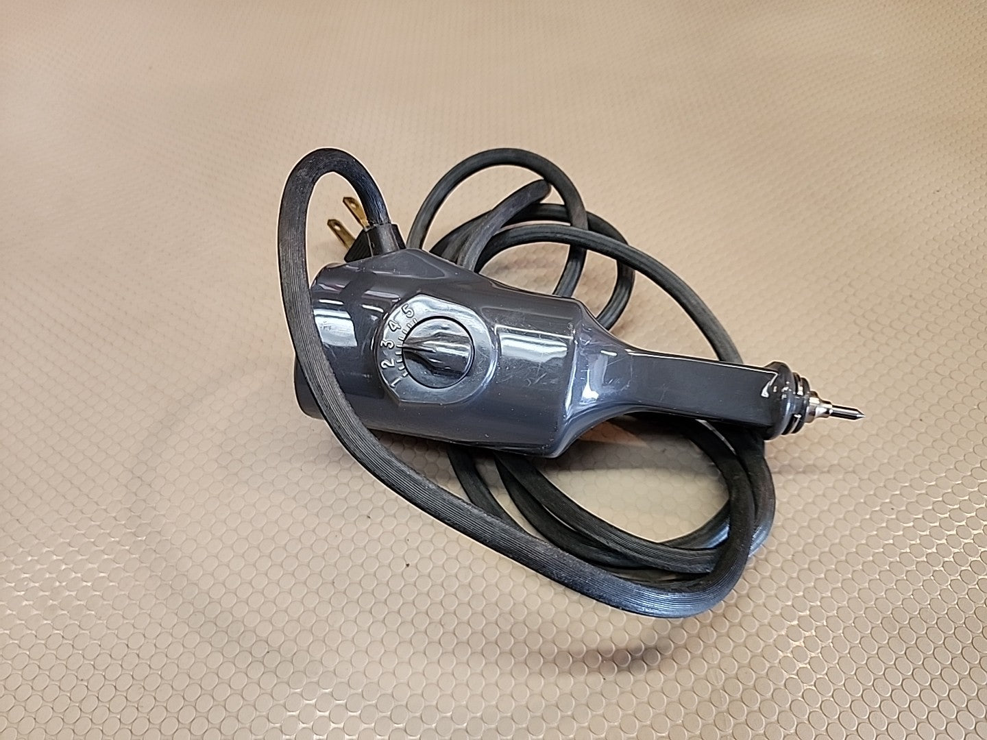 DREMEL 290 ENGRAVER WORKS GREAT, VARIABLE 5 SPEEDS, SHARP POINT.