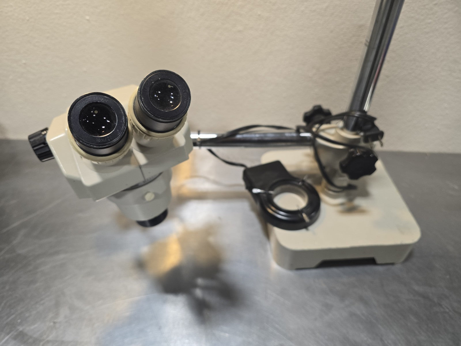 NIKON SMZ-1B STEREOSCOPIC MICROSCOPE WITH TWO 10X/23 EYEPIECES