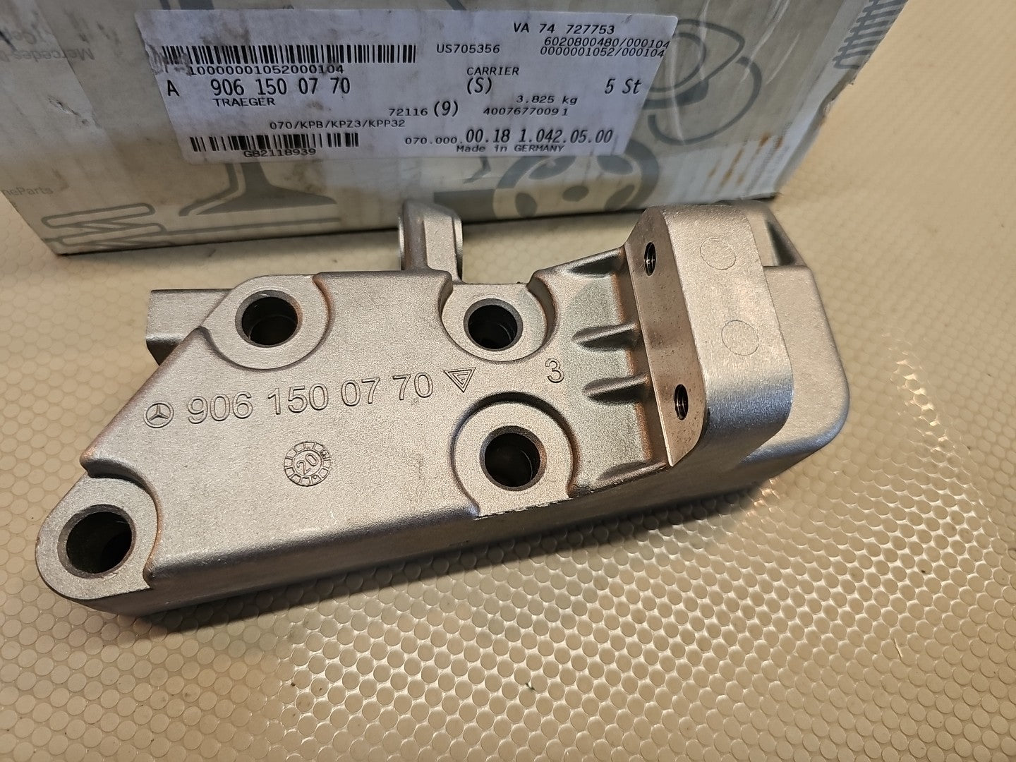 Mercedes Atego Halterungshalter A9061500770 Om904  4.250Cc 4Cyl 97-2005 NEW OEM!