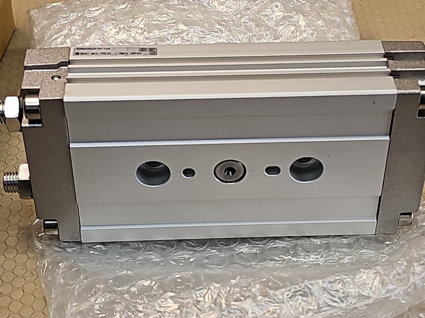 ONE Brand New SMC CDRQ2BS20TN-180 Rotating Cylinder 