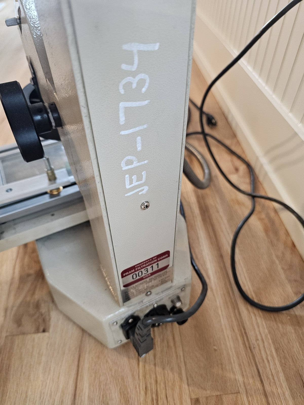 MITUTOYO TM-111 TOOLSMAKERS MICROSCOPE 50/60HZ 176-912 +IL410 Illumination CLEAN
