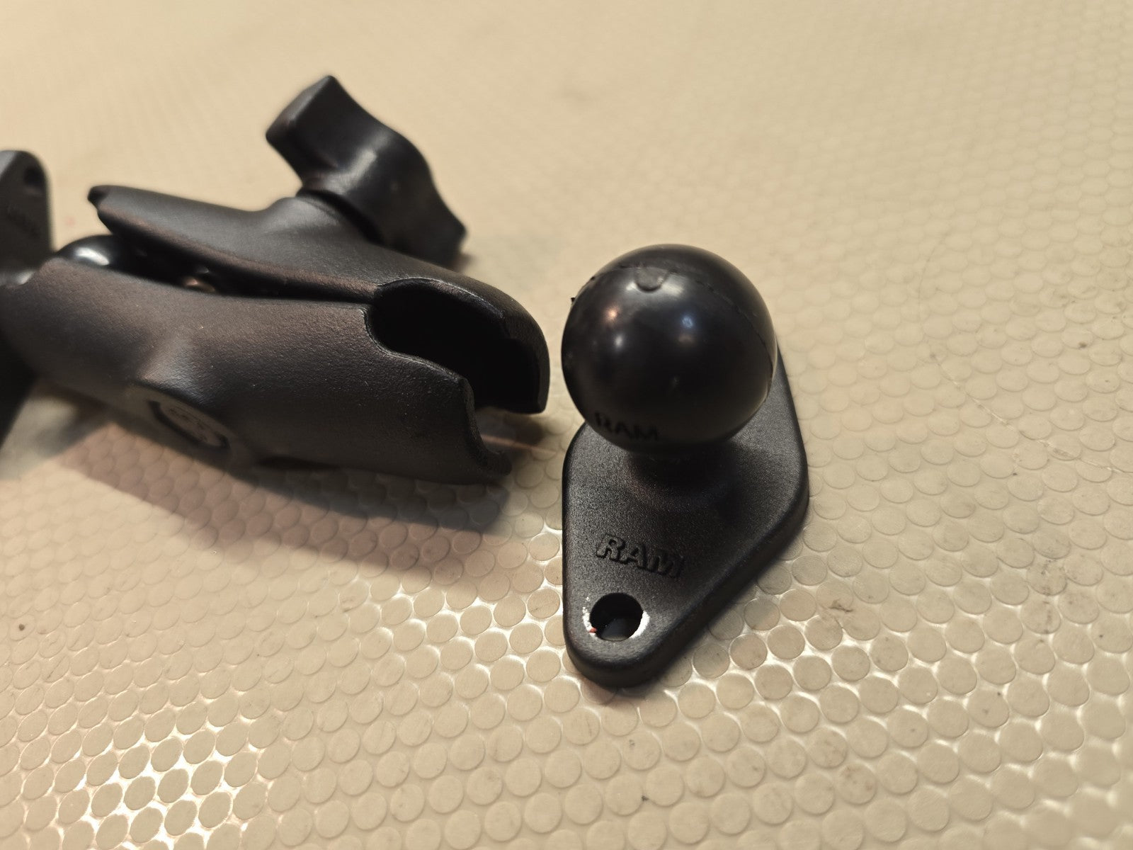 NEW OEM RAM MOUNT ~ RAP-201U-B Short Arm 1-RAP-202U 1.5" Base Composite Material