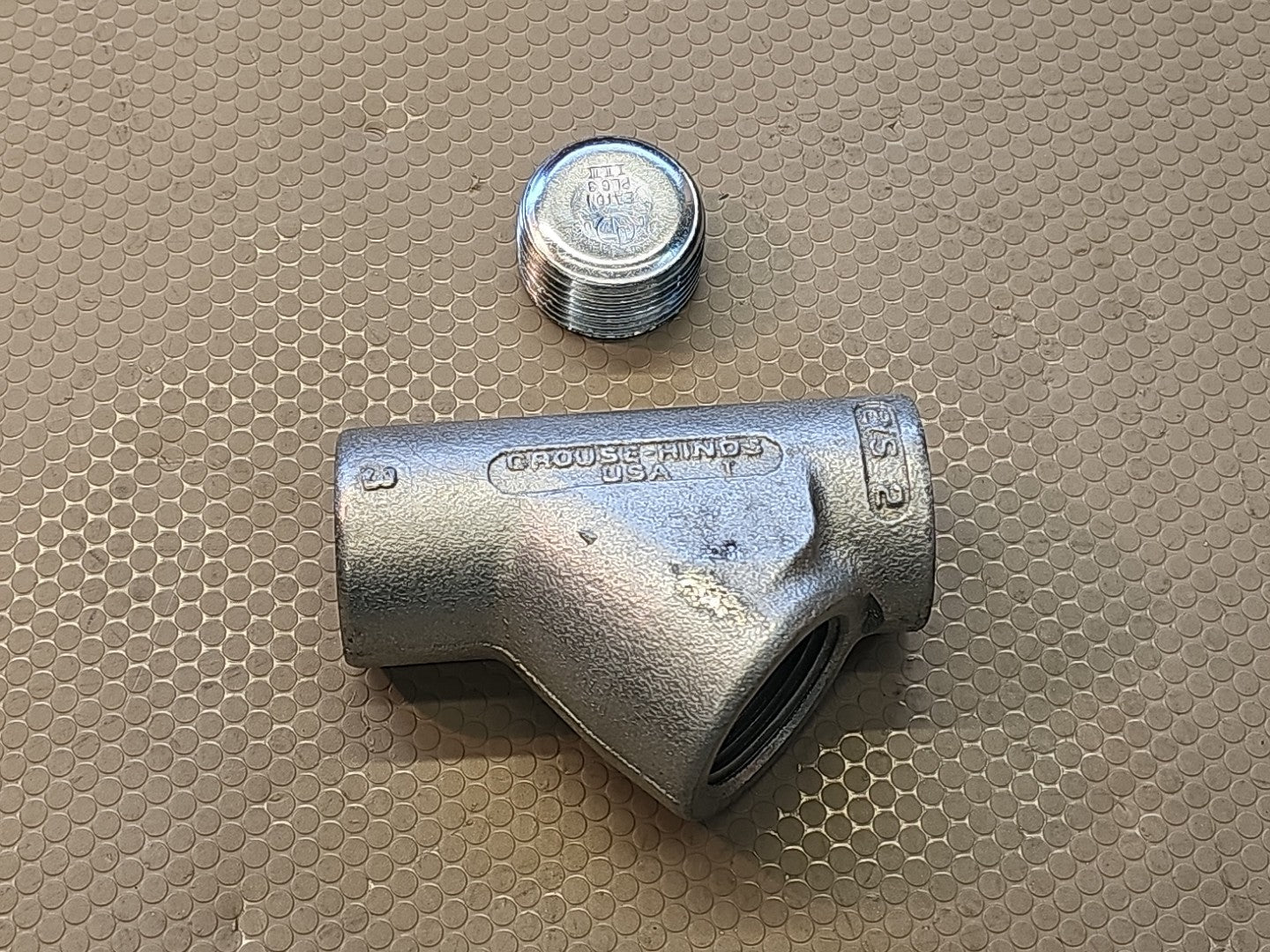 Eaton Crouse-Hinds EYS2 3/4" Female Hub Vertical Conduit Sealing Fitting
