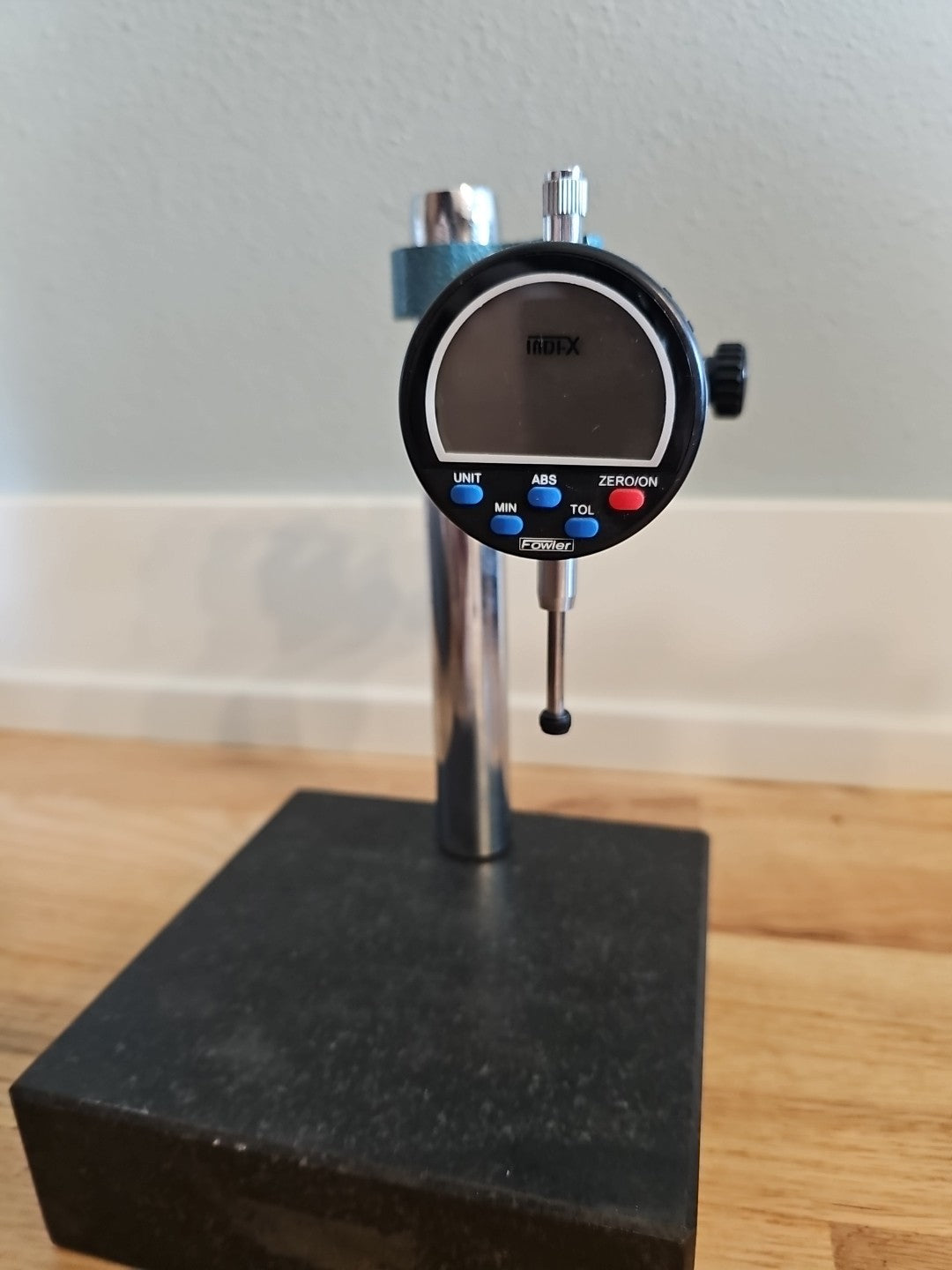 Fowler Ind-X Granite Base with .0005/.01mm Electronic Dial Indicator Granit