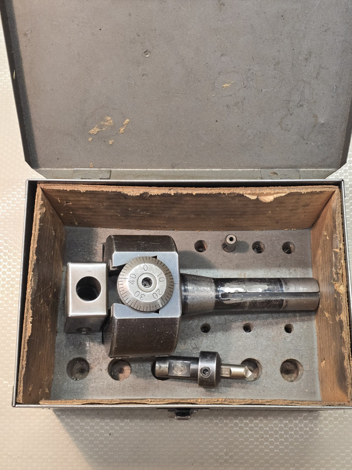 BRIDGEPORT No. 2 Boring Head R8 Shank W/ Storage Case