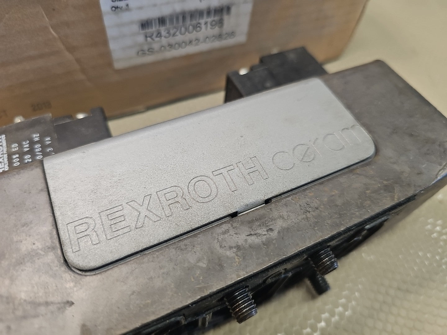 NEW OLD STOCK! REXROTH Valve R432006196
