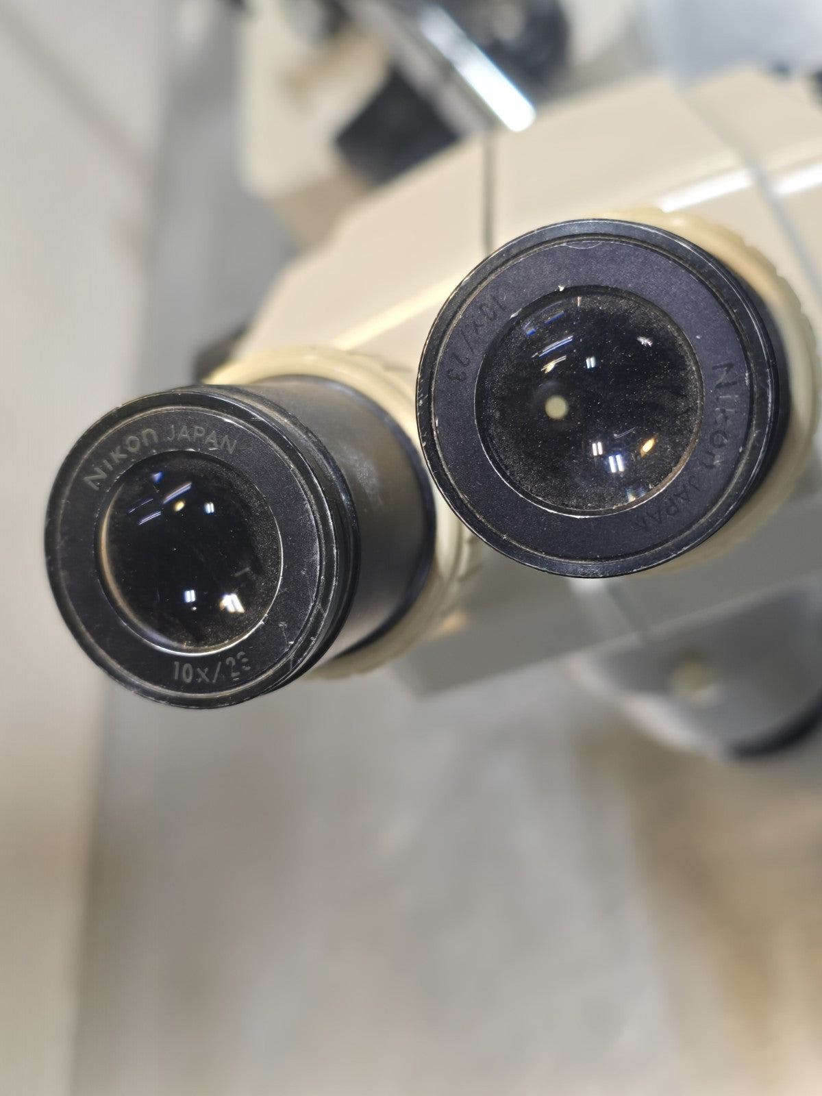 NIKON SMZ-1B STEREOSCOPIC MICROSCOPE WITH TWO 10X/23 EYEPIECES